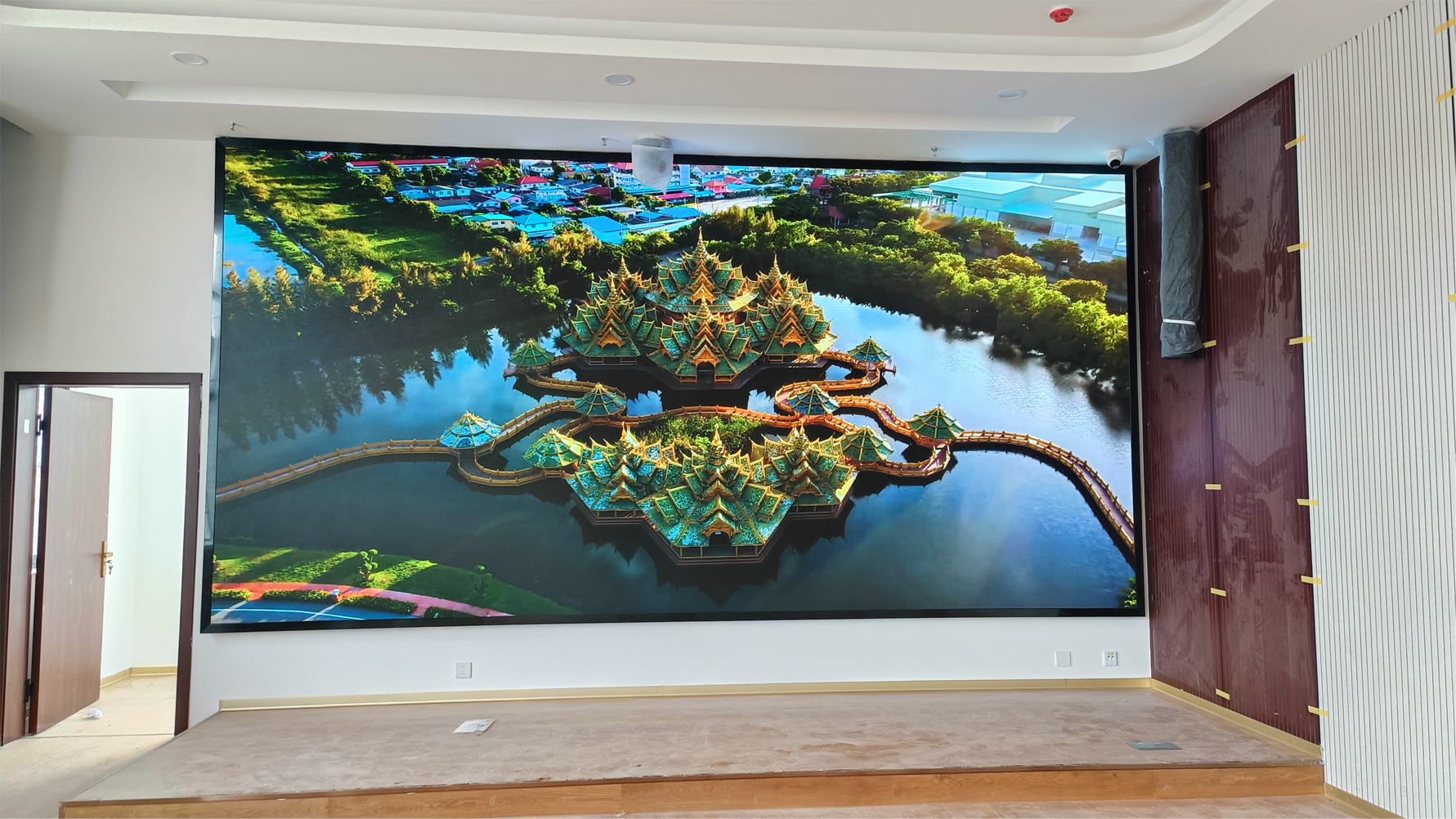 云南香格里拉某学；嵋槭 P1.53 多画面 LED 显示屏控制系统项目