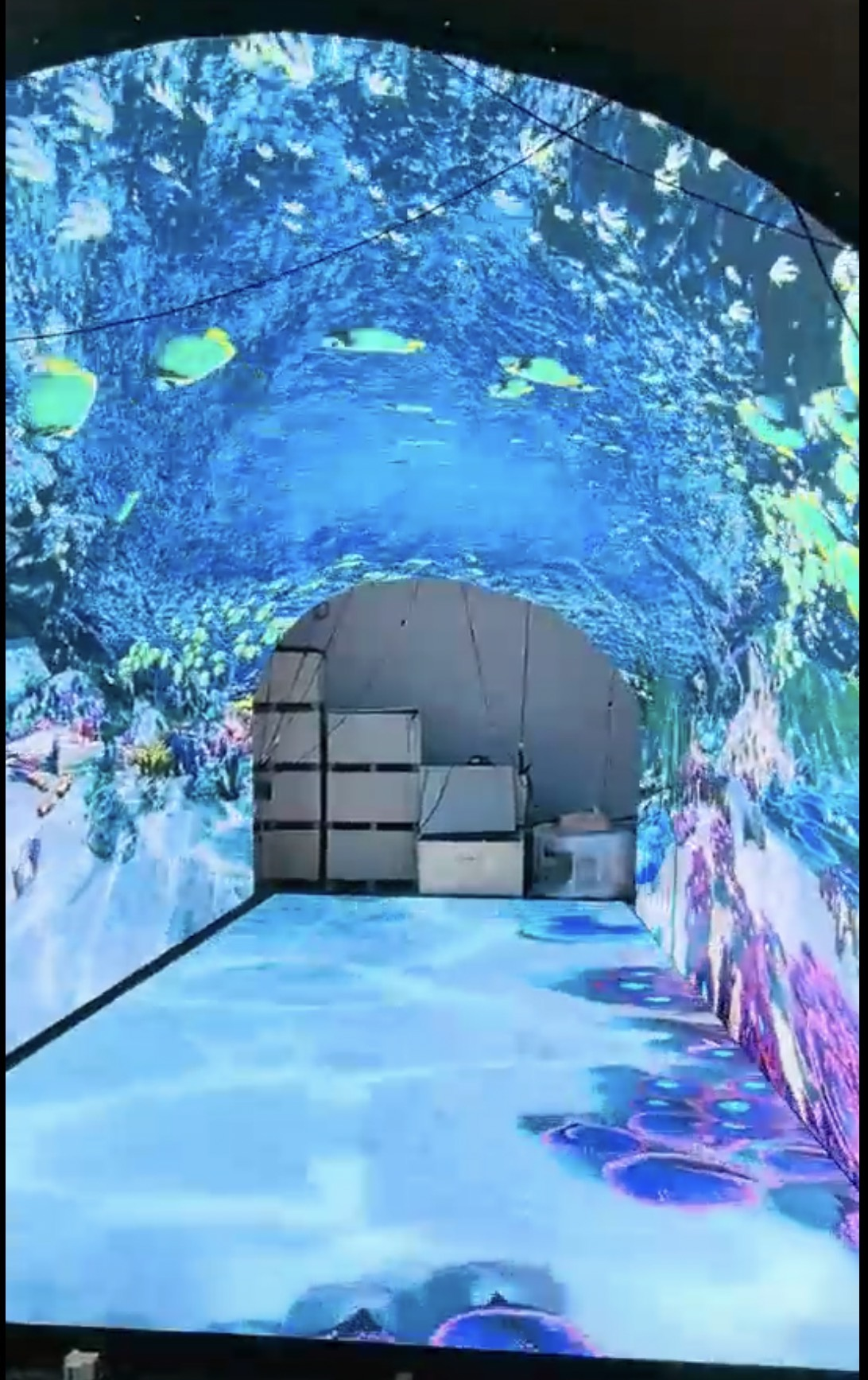 项目场景为时空隧道用于商业显示使用，使用服务器+KHx系列方案